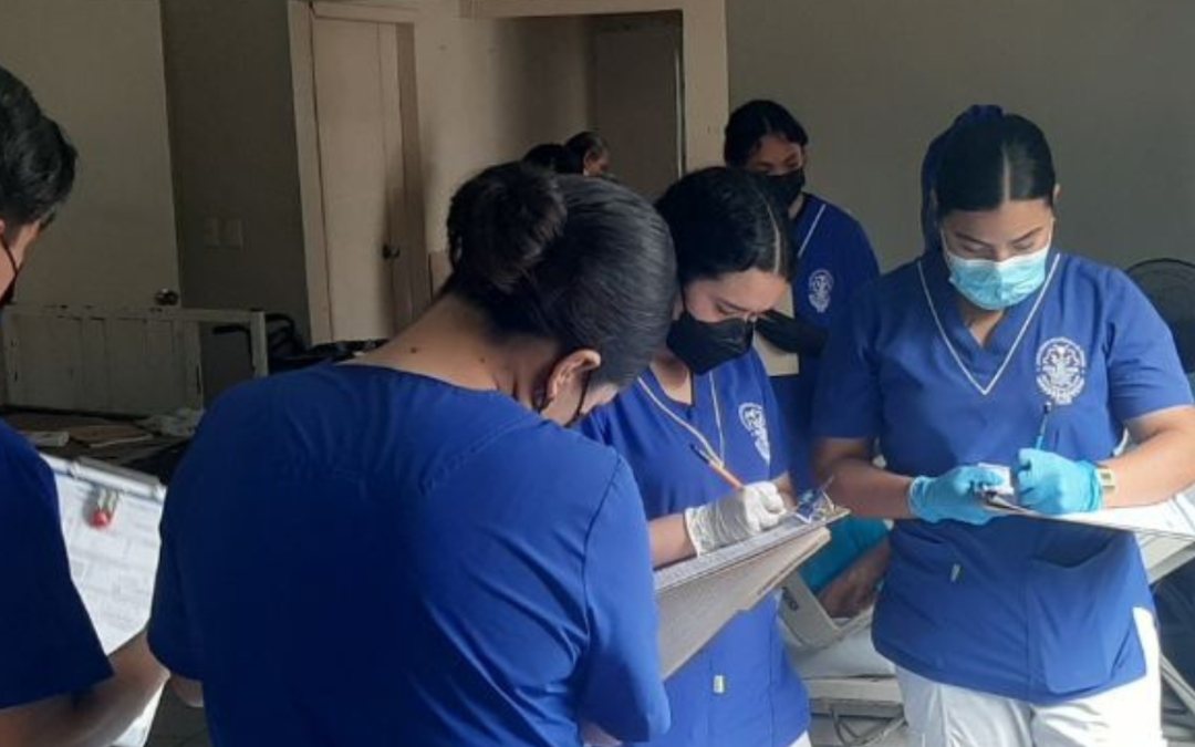 Estudiantes visitan el asilo de ancianos “Una Gota en el Océano”