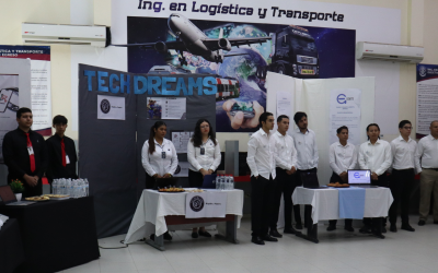 Presentación de proyectos de emprendimiento, demostrando su capacidad para innovar y crear soluciones logísticas de impacto.