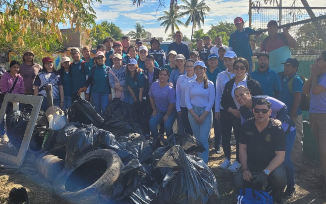 Estudiantes de UPSIN participan en limpieza del manglar El Infiernillo