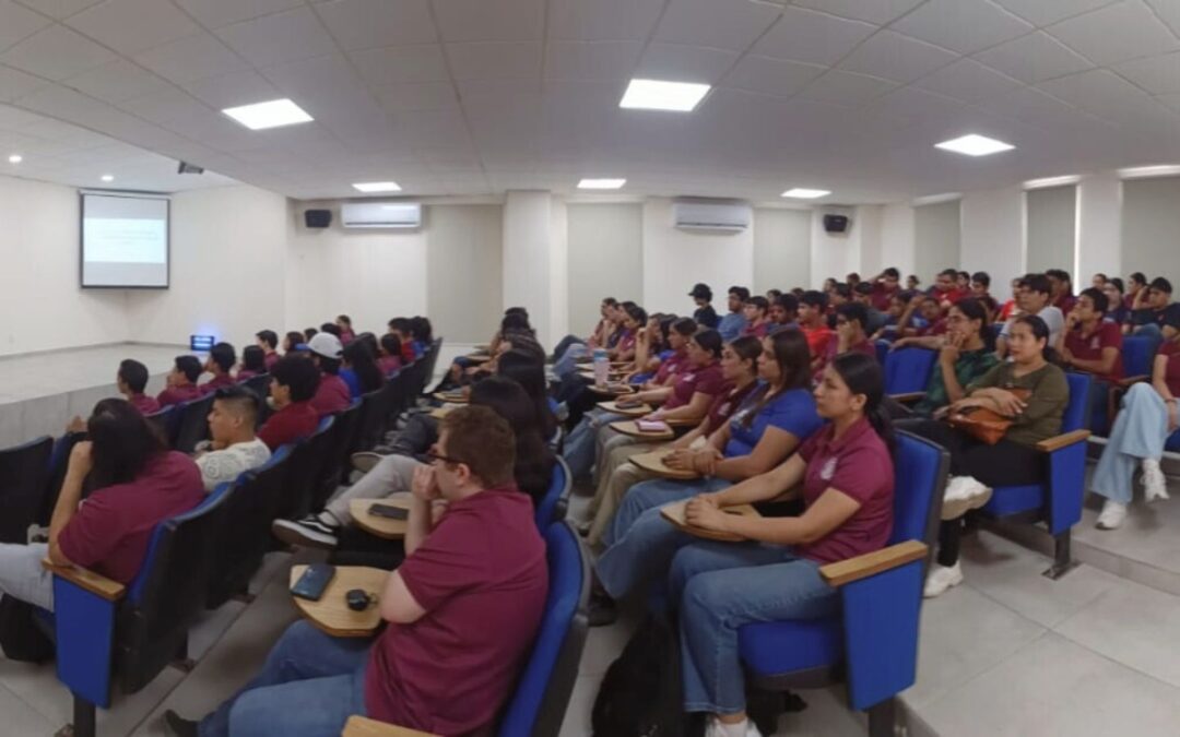 Egresado de UPSIN imparte charla sobre Ingeniería Biomédica en entornos quirúrgicos