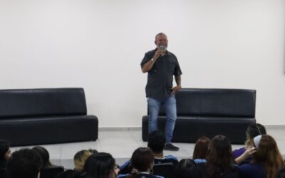 Empresario mazatleco comparte mensaje de superación con estudiantes de Administración de UPSIN
