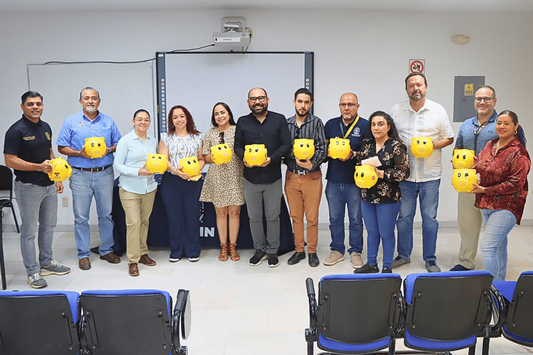 2026-09-22-Entrega de Cochinitos a Directores (1)
